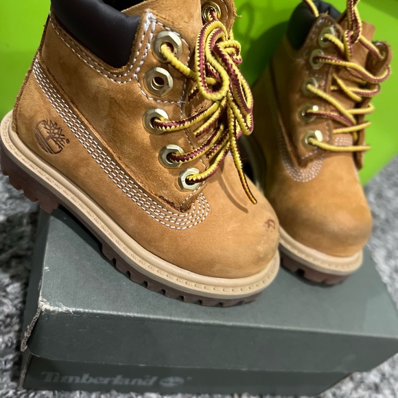 Used toddler timberland shoes size 4 - Picture 4 of 7